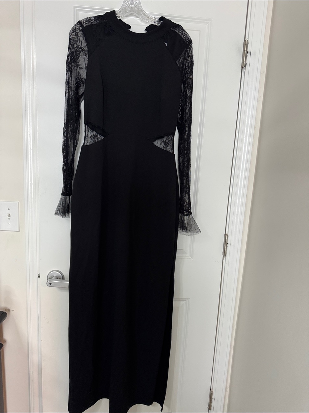 Lulu's Black Lace-Sleeve Maxi Dress. Size L